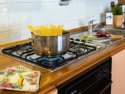 pentola con spaghetti sul fuoco