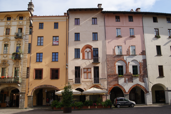 Palazzo giallo beige e rosa balconi e volte